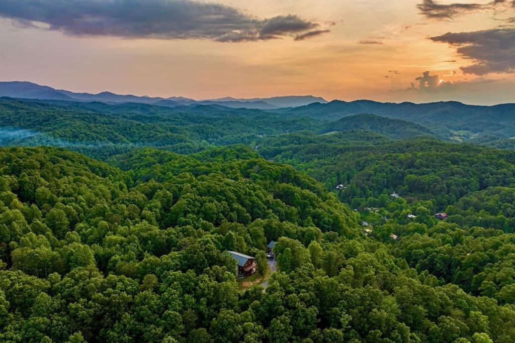Panorama Mountain View Cabin, Less Than 10 Miles From Gatlinburg And Dollywood, Dog Friendly, 6 Bedrooms Sleeps 17, Fire Pit, Hottub, Washer Dryer, Fully Loaded Kitchen, Gameroom With A Tv, Pool Table, Arcade, Air Hockey, And Foosball Sevierville Ngoại thất bức ảnh