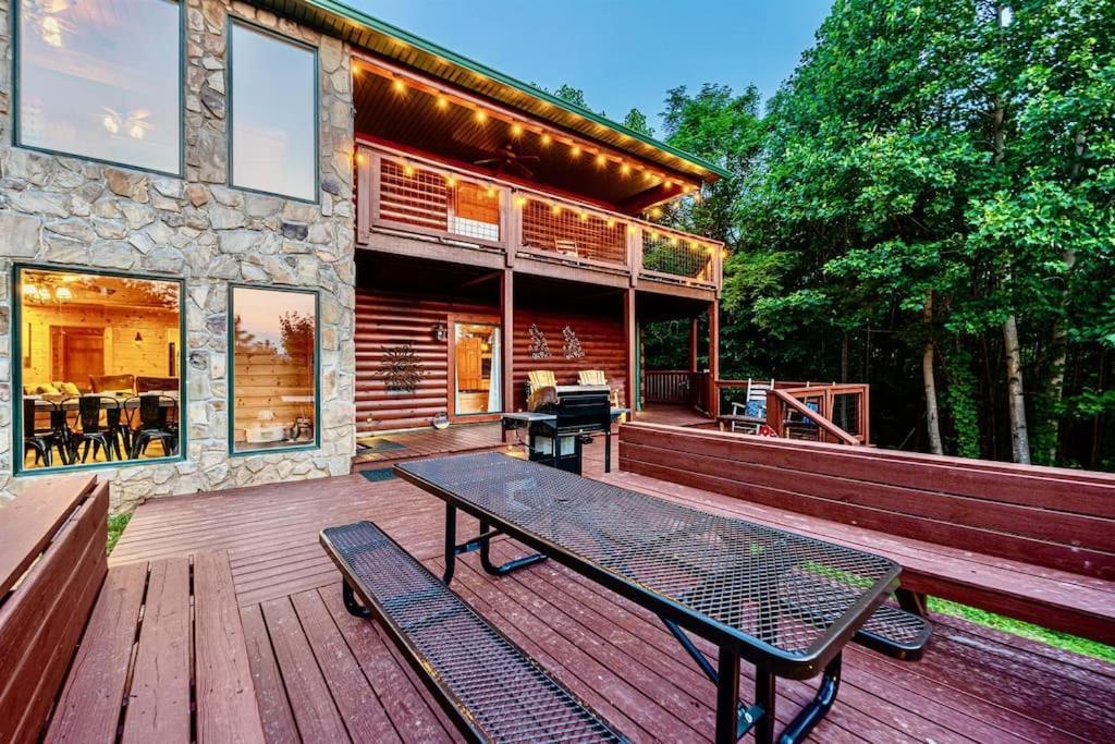 Panorama Mountain View Cabin, Less Than 10 Miles From Gatlinburg And Dollywood, Dog Friendly, 6 Bedrooms Sleeps 17, Fire Pit, Hottub, Washer Dryer, Fully Loaded Kitchen, Gameroom With A Tv, Pool Table, Arcade, Air Hockey, And Foosball Sevierville Ngoại thất bức ảnh