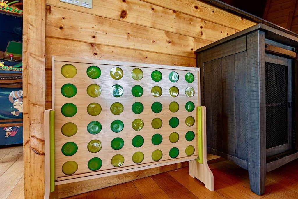 Panorama Mountain View Cabin, Less Than 10 Miles From Gatlinburg And Dollywood, Dog Friendly, 6 Bedrooms Sleeps 17, Fire Pit, Hottub, Washer Dryer, Fully Loaded Kitchen, Gameroom With A Tv, Pool Table, Arcade, Air Hockey, And Foosball Sevierville Ngoại thất bức ảnh