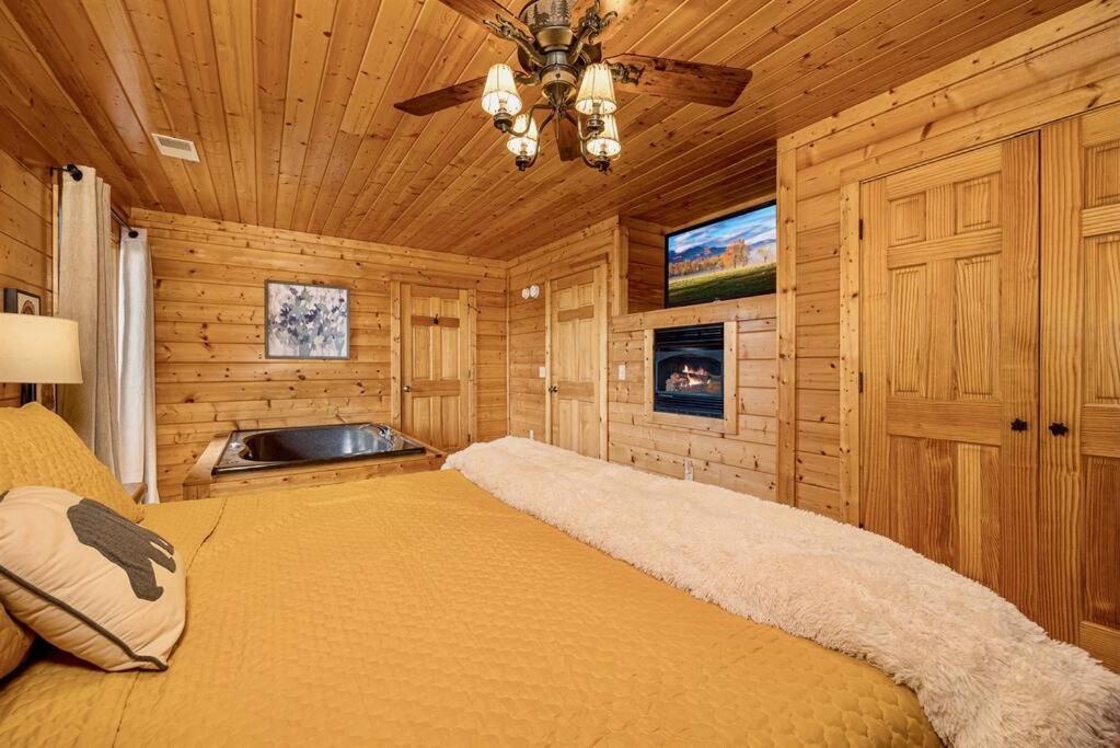 Panorama Mountain View Cabin, Less Than 10 Miles From Gatlinburg And Dollywood, Dog Friendly, 6 Bedrooms Sleeps 17, Fire Pit, Hottub, Washer Dryer, Fully Loaded Kitchen, Gameroom With A Tv, Pool Table, Arcade, Air Hockey, And Foosball Sevierville Ngoại thất bức ảnh