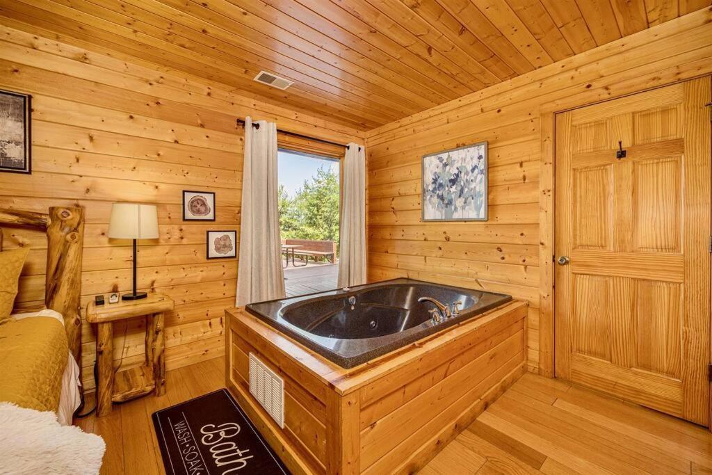 Panorama Mountain View Cabin, Less Than 10 Miles From Gatlinburg And Dollywood, Dog Friendly, 6 Bedrooms Sleeps 17, Fire Pit, Hottub, Washer Dryer, Fully Loaded Kitchen, Gameroom With A Tv, Pool Table, Arcade, Air Hockey, And Foosball Sevierville Ngoại thất bức ảnh
