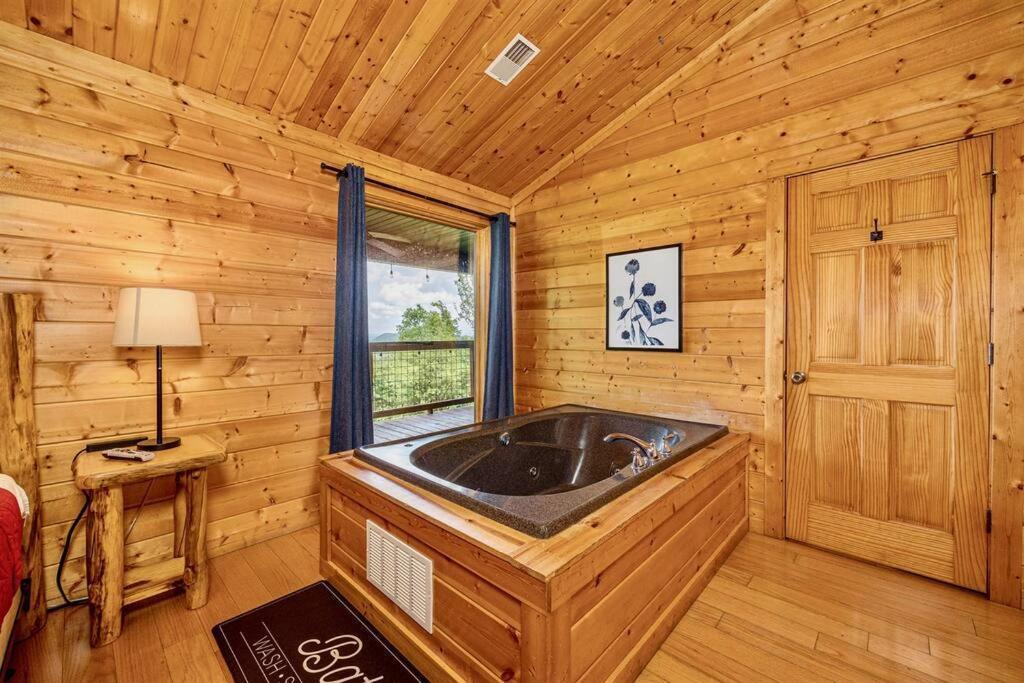 Panorama Mountain View Cabin, Less Than 10 Miles From Gatlinburg And Dollywood, Dog Friendly, 6 Bedrooms Sleeps 17, Fire Pit, Hottub, Washer Dryer, Fully Loaded Kitchen, Gameroom With A Tv, Pool Table, Arcade, Air Hockey, And Foosball Sevierville Ngoại thất bức ảnh