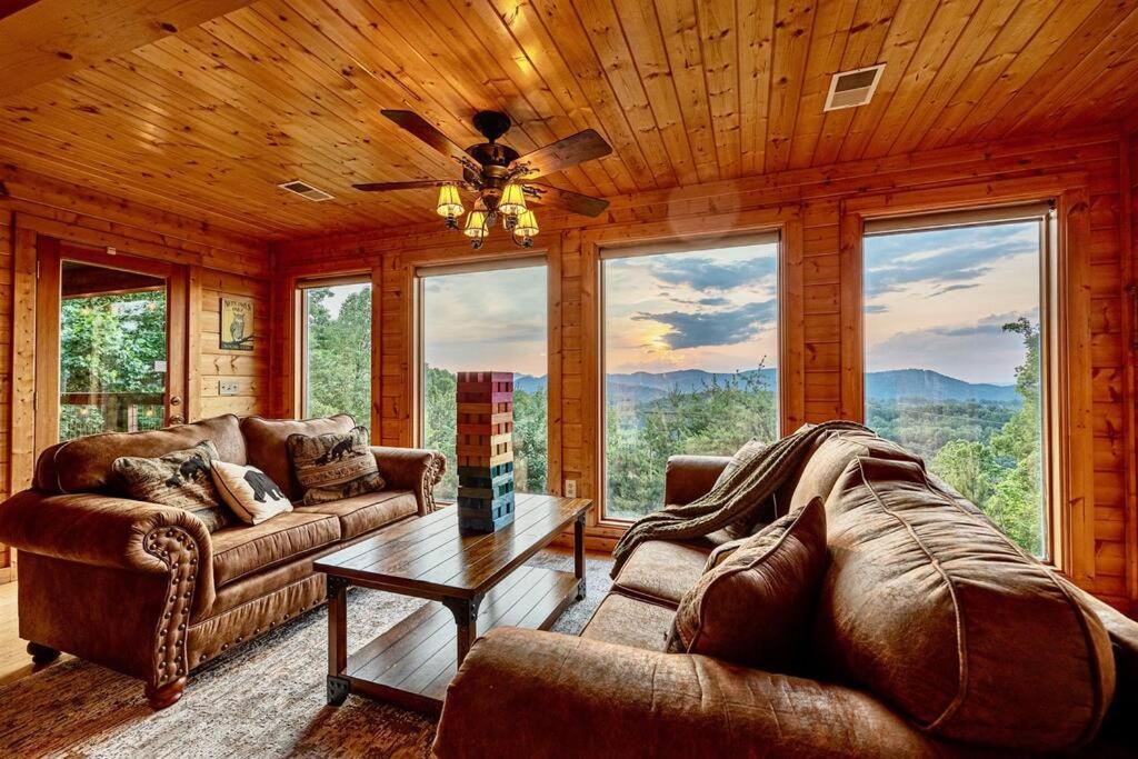 Panorama Mountain View Cabin, Less Than 10 Miles From Gatlinburg And Dollywood, Dog Friendly, 6 Bedrooms Sleeps 17, Fire Pit, Hottub, Washer Dryer, Fully Loaded Kitchen, Gameroom With A Tv, Pool Table, Arcade, Air Hockey, And Foosball Sevierville Ngoại thất bức ảnh