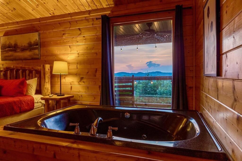 Panorama Mountain View Cabin, Less Than 10 Miles From Gatlinburg And Dollywood, Dog Friendly, 6 Bedrooms Sleeps 17, Fire Pit, Hottub, Washer Dryer, Fully Loaded Kitchen, Gameroom With A Tv, Pool Table, Arcade, Air Hockey, And Foosball Sevierville Ngoại thất bức ảnh