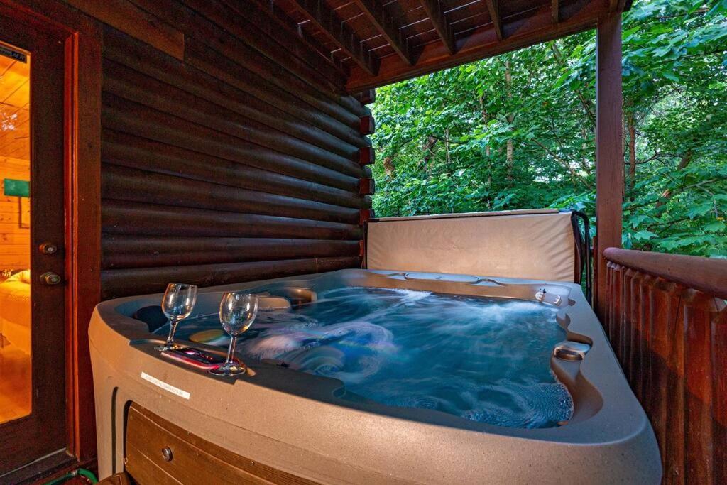 Panorama Mountain View Cabin, Less Than 10 Miles From Gatlinburg And Dollywood, Dog Friendly, 6 Bedrooms Sleeps 17, Fire Pit, Hottub, Washer Dryer, Fully Loaded Kitchen, Gameroom With A Tv, Pool Table, Arcade, Air Hockey, And Foosball Sevierville Ngoại thất bức ảnh