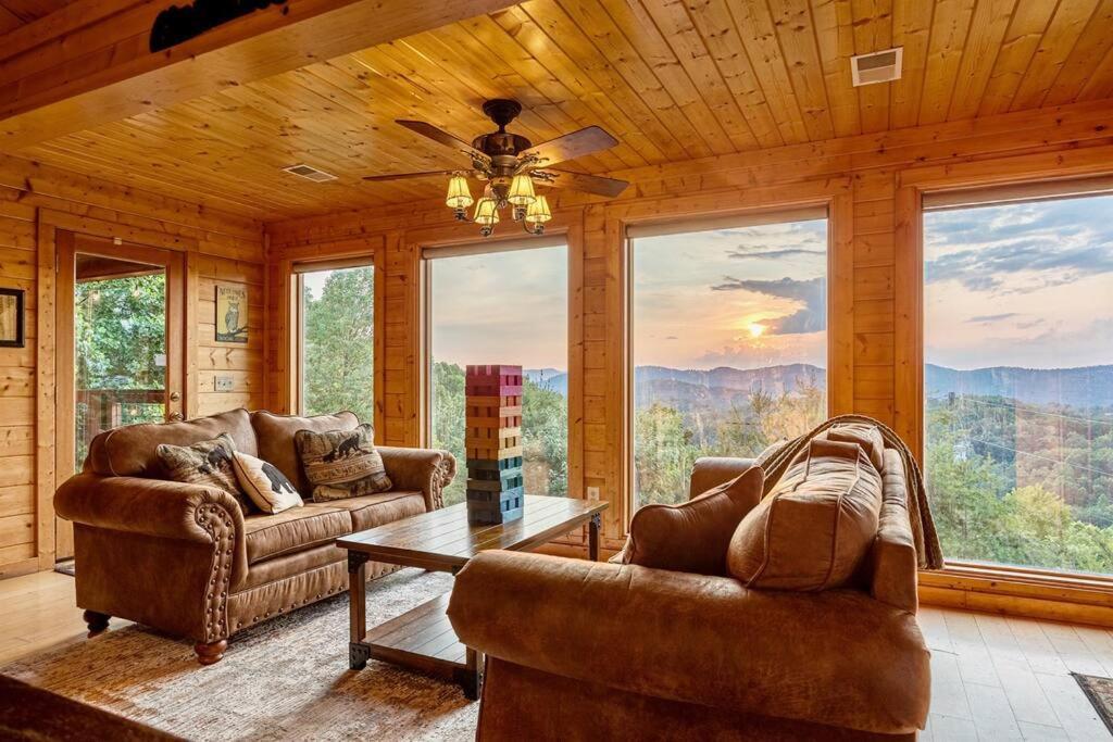 Panorama Mountain View Cabin, Less Than 10 Miles From Gatlinburg And Dollywood, Dog Friendly, 6 Bedrooms Sleeps 17, Fire Pit, Hottub, Washer Dryer, Fully Loaded Kitchen, Gameroom With A Tv, Pool Table, Arcade, Air Hockey, And Foosball Sevierville Ngoại thất bức ảnh