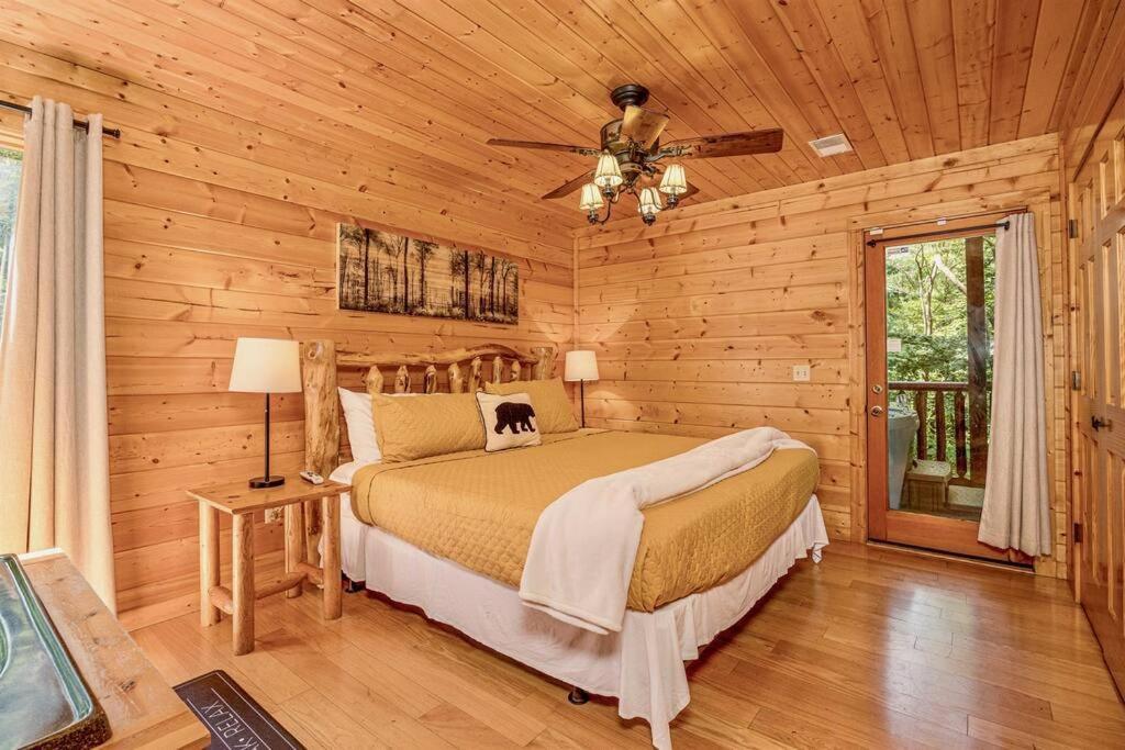 Panorama Mountain View Cabin, Less Than 10 Miles From Gatlinburg And Dollywood, Dog Friendly, 6 Bedrooms Sleeps 17, Fire Pit, Hottub, Washer Dryer, Fully Loaded Kitchen, Gameroom With A Tv, Pool Table, Arcade, Air Hockey, And Foosball Sevierville Ngoại thất bức ảnh