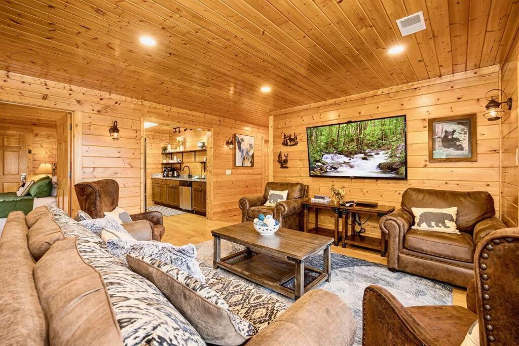 Panorama Mountain View Cabin, Less Than 10 Miles From Gatlinburg And Dollywood, Dog Friendly, 6 Bedrooms Sleeps 17, Fire Pit, Hottub, Washer Dryer, Fully Loaded Kitchen, Gameroom With A Tv, Pool Table, Arcade, Air Hockey, And Foosball Sevierville Ngoại thất bức ảnh