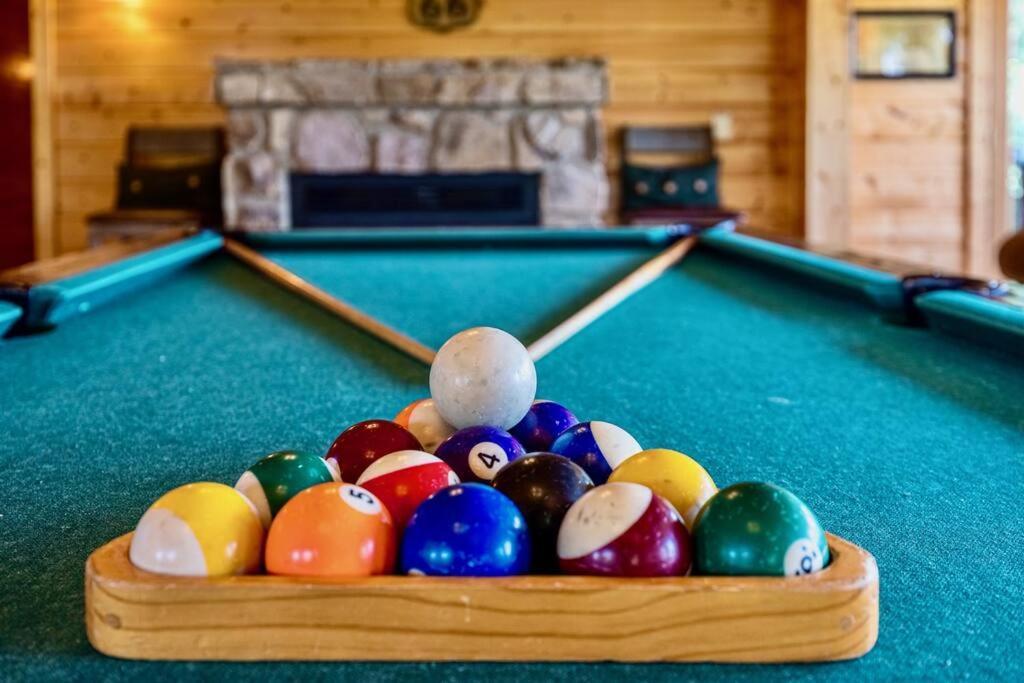 Panorama Mountain View Cabin, Less Than 10 Miles From Gatlinburg And Dollywood, Dog Friendly, 6 Bedrooms Sleeps 17, Fire Pit, Hottub, Washer Dryer, Fully Loaded Kitchen, Gameroom With A Tv, Pool Table, Arcade, Air Hockey, And Foosball Sevierville Ngoại thất bức ảnh