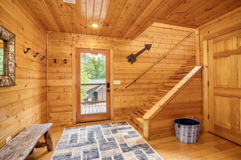 Panorama Mountain View Cabin, Less Than 10 Miles From Gatlinburg And Dollywood, Dog Friendly, 6 Bedrooms Sleeps 17, Fire Pit, Hottub, Washer Dryer, Fully Loaded Kitchen, Gameroom With A Tv, Pool Table, Arcade, Air Hockey, And Foosball Sevierville Ngoại thất bức ảnh