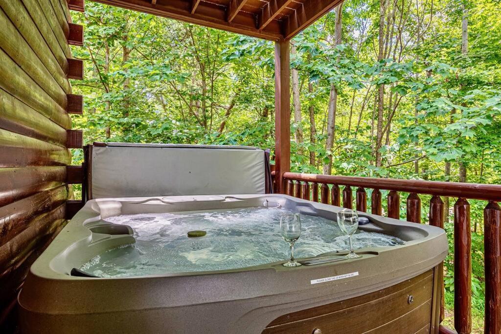 Panorama Mountain View Cabin, Less Than 10 Miles From Gatlinburg And Dollywood, Dog Friendly, 6 Bedrooms Sleeps 17, Fire Pit, Hottub, Washer Dryer, Fully Loaded Kitchen, Gameroom With A Tv, Pool Table, Arcade, Air Hockey, And Foosball Sevierville Ngoại thất bức ảnh