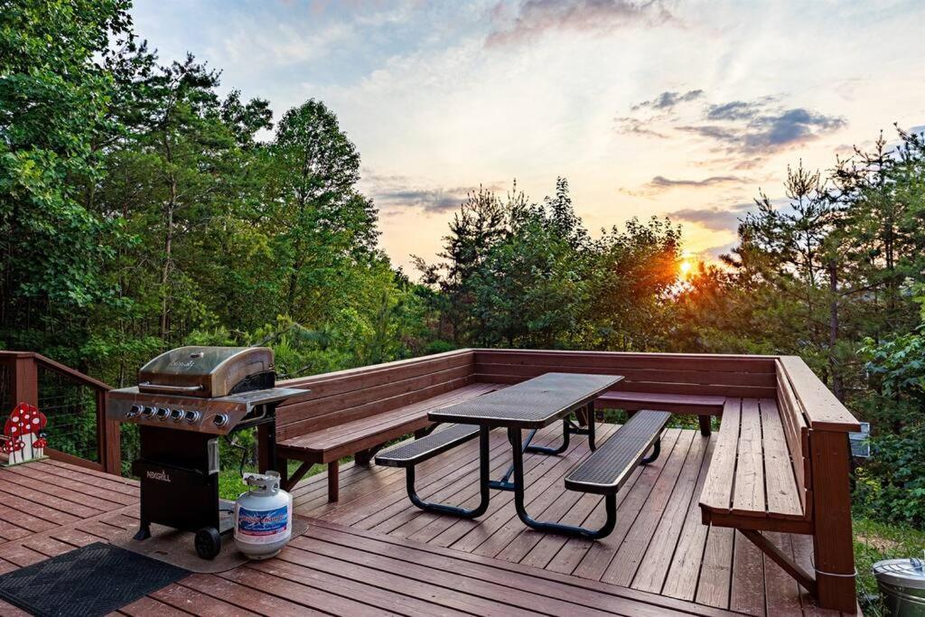 Panorama Mountain View Cabin, Less Than 10 Miles From Gatlinburg And Dollywood, Dog Friendly, 6 Bedrooms Sleeps 17, Fire Pit, Hottub, Washer Dryer, Fully Loaded Kitchen, Gameroom With A Tv, Pool Table, Arcade, Air Hockey, And Foosball Sevierville Ngoại thất bức ảnh