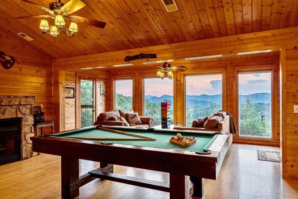 Panorama Mountain View Cabin, Less Than 10 Miles From Gatlinburg And Dollywood, Dog Friendly, 6 Bedrooms Sleeps 17, Fire Pit, Hottub, Washer Dryer, Fully Loaded Kitchen, Gameroom With A Tv, Pool Table, Arcade, Air Hockey, And Foosball Sevierville Ngoại thất bức ảnh