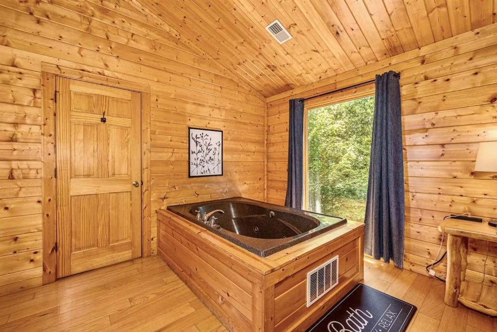 Panorama Mountain View Cabin, Less Than 10 Miles From Gatlinburg And Dollywood, Dog Friendly, 6 Bedrooms Sleeps 17, Fire Pit, Hottub, Washer Dryer, Fully Loaded Kitchen, Gameroom With A Tv, Pool Table, Arcade, Air Hockey, And Foosball Sevierville Ngoại thất bức ảnh