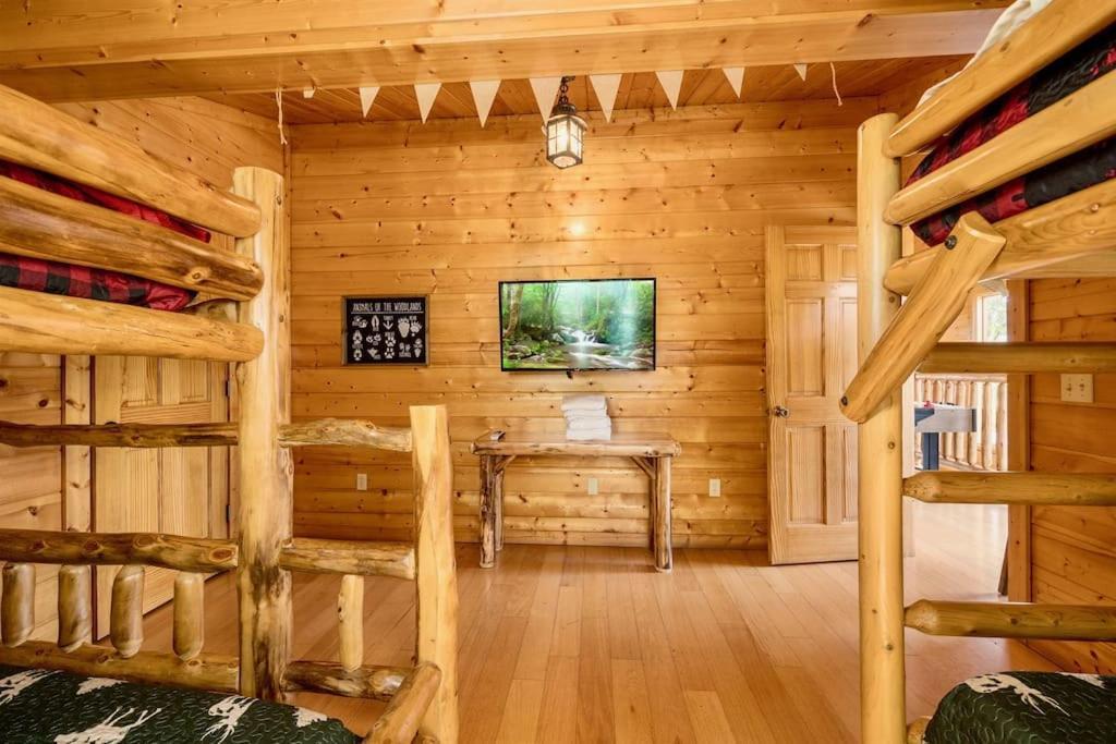 Panorama Mountain View Cabin, Less Than 10 Miles From Gatlinburg And Dollywood, Dog Friendly, 6 Bedrooms Sleeps 17, Fire Pit, Hottub, Washer Dryer, Fully Loaded Kitchen, Gameroom With A Tv, Pool Table, Arcade, Air Hockey, And Foosball Sevierville Ngoại thất bức ảnh